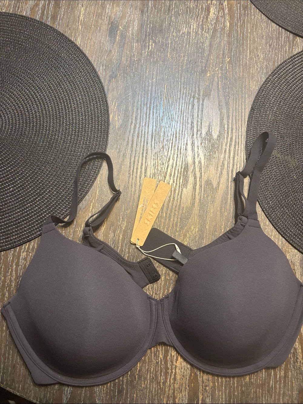 SKIMS Fits everybody t shirt Bra onyx size 40C NWT few creases pad
